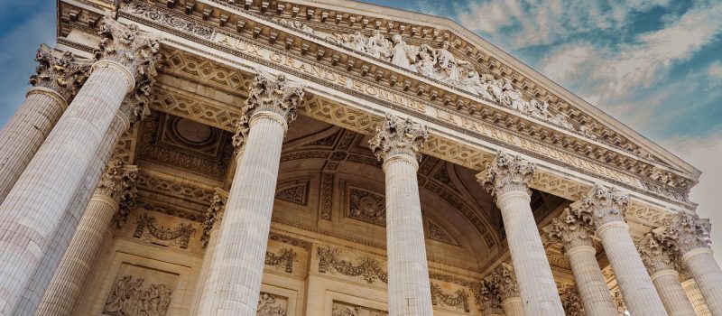 法国空姐2019影片主视觉，巴黎夜景背景下身着制服的法国空姐站在机场廊桥，冷暖光对比强烈、充满欧洲电影质感